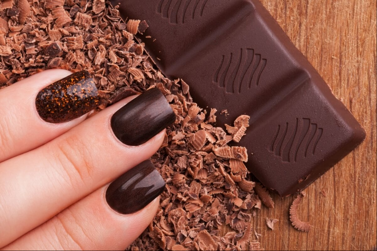 Marrons, vinhos e vermelhos ganham destaque nas unhas