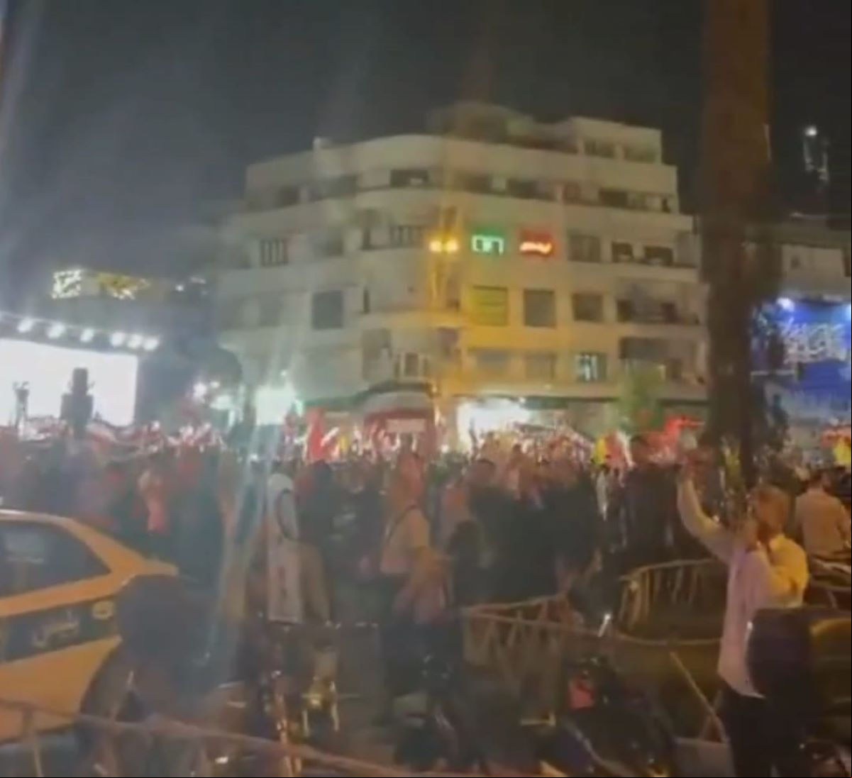 Vídeo mostra centenas de pessoas celebrando a retaliação do Irã contra Israel