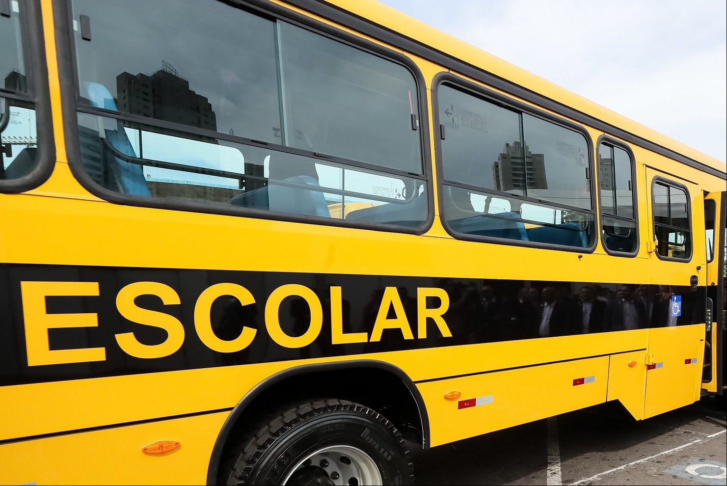 (Goiânia - Goiás, 08/11/2019) Presidente da República, Jair Bolsonaro, visita um dos ônibus escolares a serem entregues a municípios do Estado e posa para foto.  Foto: Isac  Nóbrega/PR