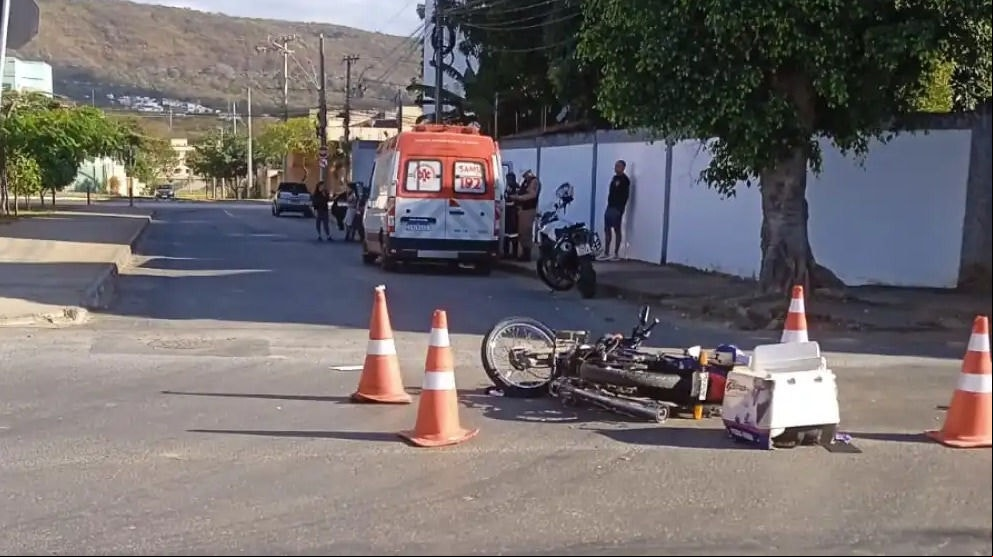 Motociclista fica ferido ao bater em carro em avenida de Montes Claros