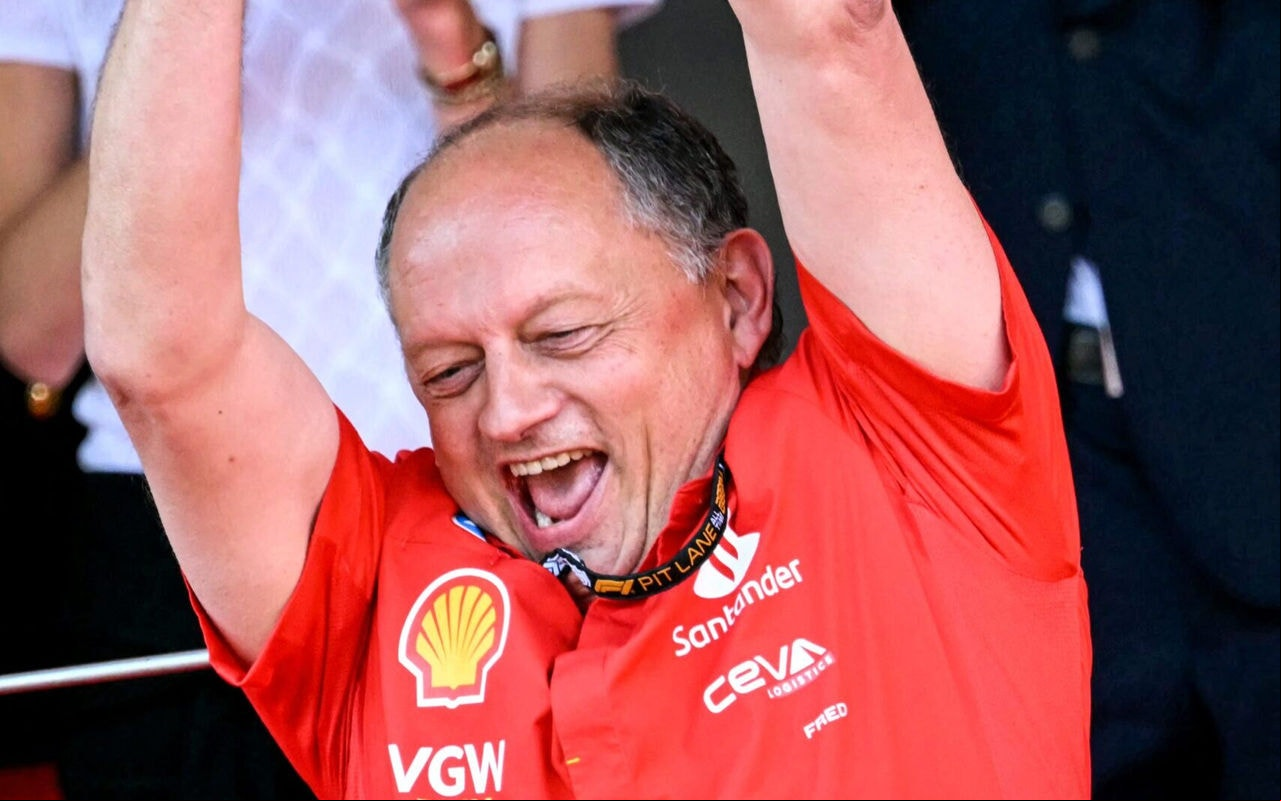 Fred Vasseur comemorando a vitória da Ferrari no GP de Mônaco 2024 (Foto: NICOLAS TUCAT / AFP)