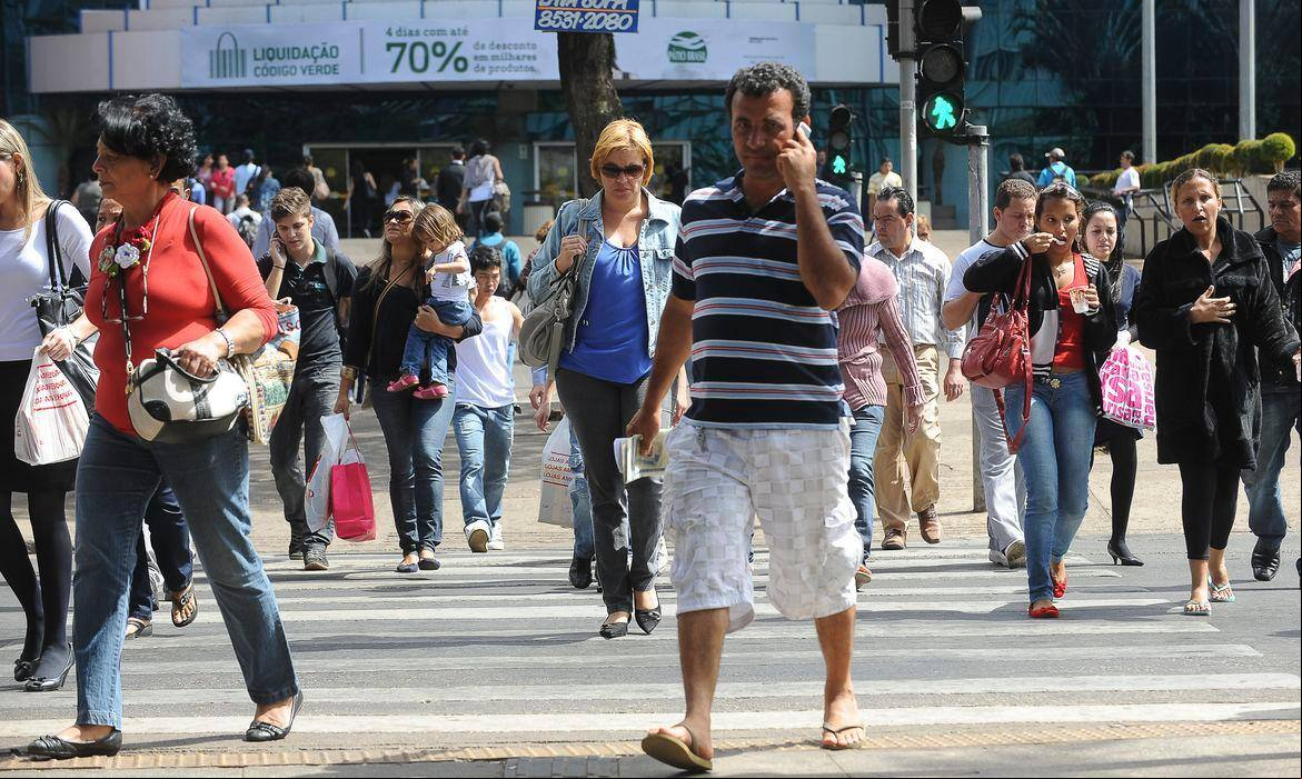 Em 2041, o Brasil deverá atingir seu número máximo de habitantes, estimado em 220,43 milhões de pessoas.
