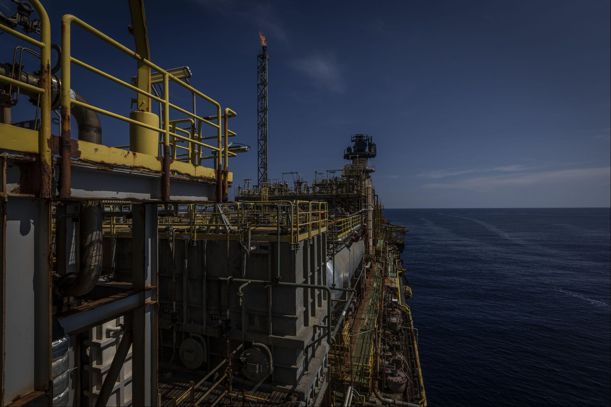 Estreito de Ormuz, no Irã, é o trecho que conecta o Golfo Pérsico com o Golfo de Omã, e por onde a cerca de 20% do comércio global de petróleo; Petrobras pode segurar aumentos