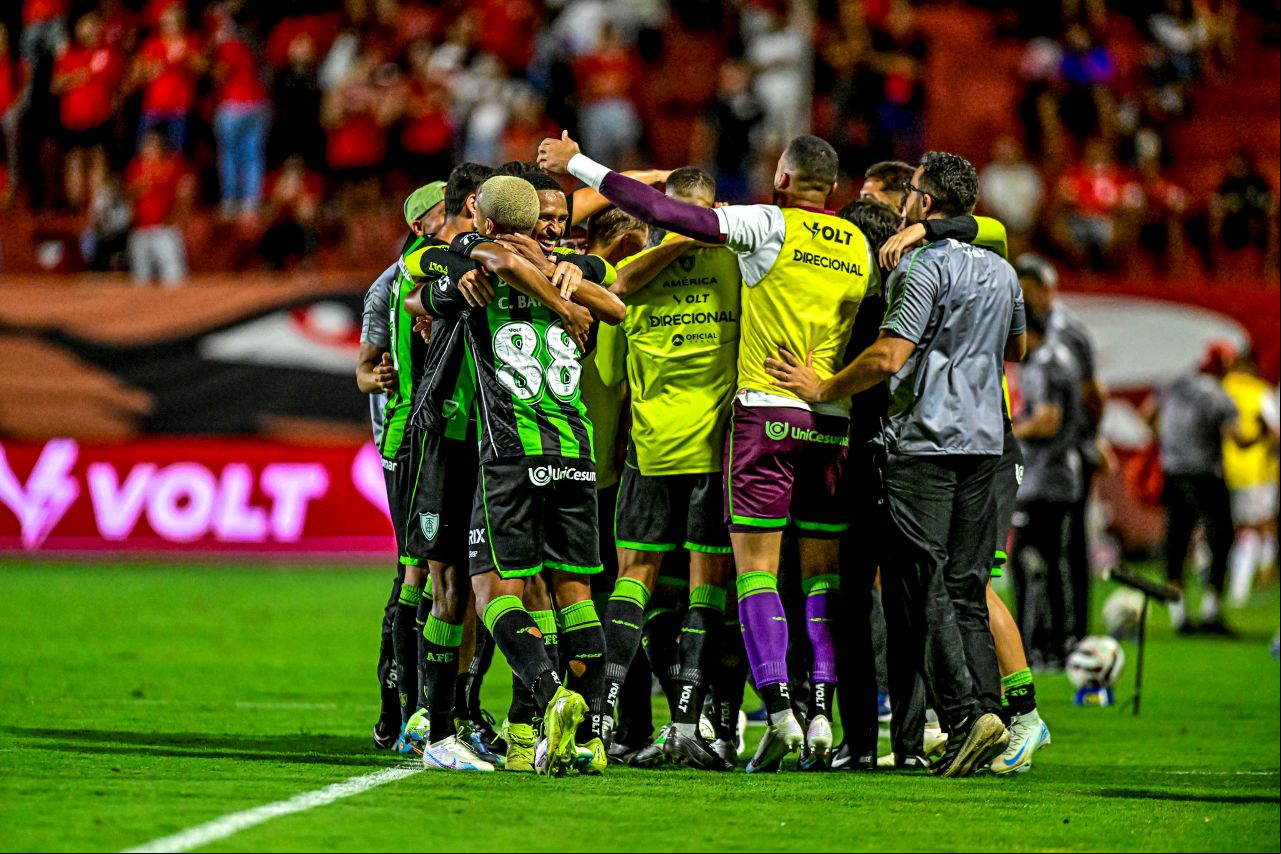 Jogadores do América comemoram vitória sobre o Vila Nova-GO, pela Série B