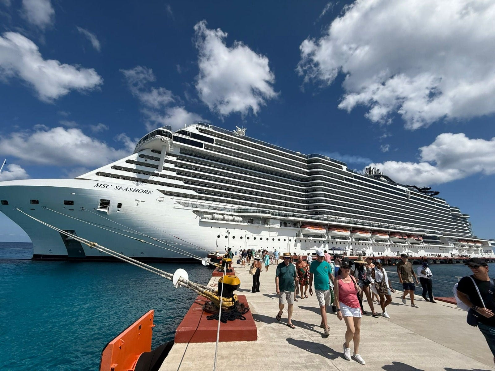 O desembarque dos ageiros do MSC Seashore na ilha de Cozumel, no México